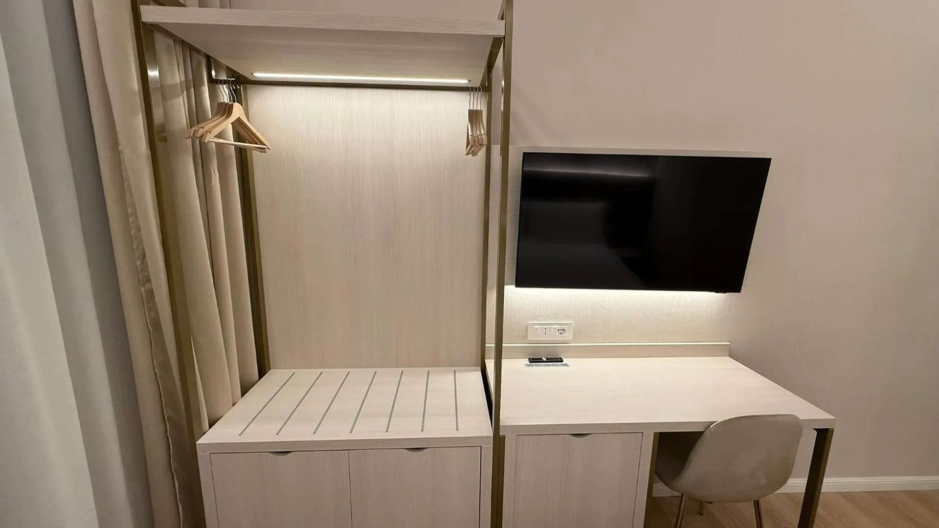 Lumi Hotel Rome 0*,  Italy